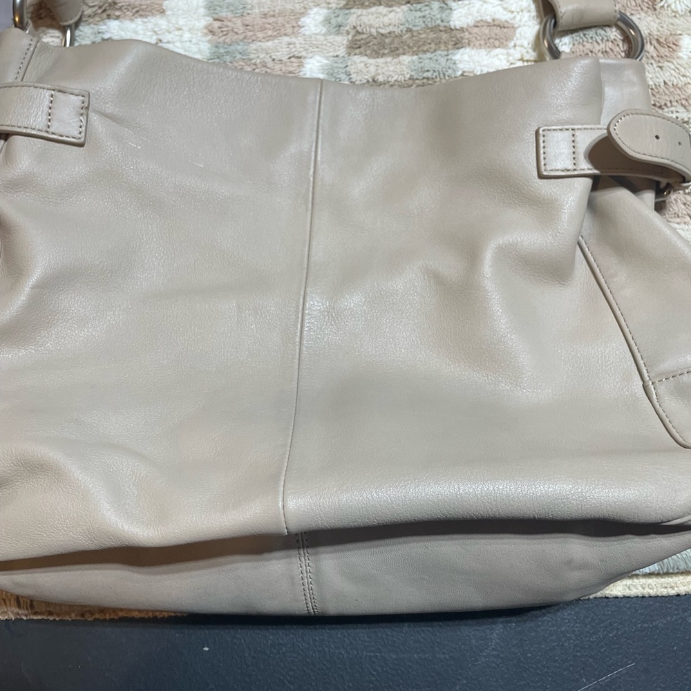 Elegant Cream Leather Shoulder Bag - Picture 5 of 12